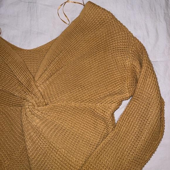 Super cute knot sweater - Picture 10 of 15